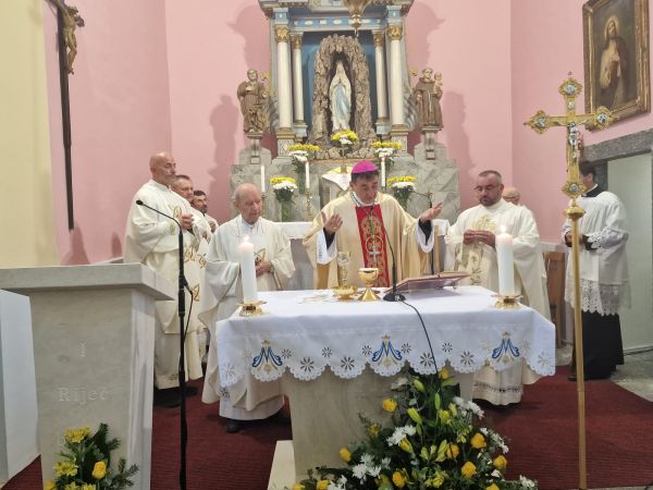 Biskup Marko Medo posvetio novi oltar i blagoslovio ambon u Otočcu