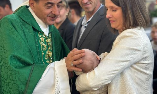 Gospićko-senjska biskupija - Biskup Marko Medo krstio šesto i sedmo dijete dviju obitelji u Ogulinu i blagoslovio plodove zemlje