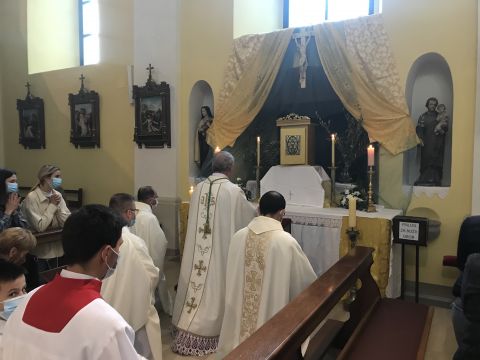 Gospićko-senjska biskupija - Biskup Križić na Misi večere Gospodnje: “Živjeti bezosjećajno prema slabima i potrebitima i sudjelovati u euharistiji, ne ide zajedno”