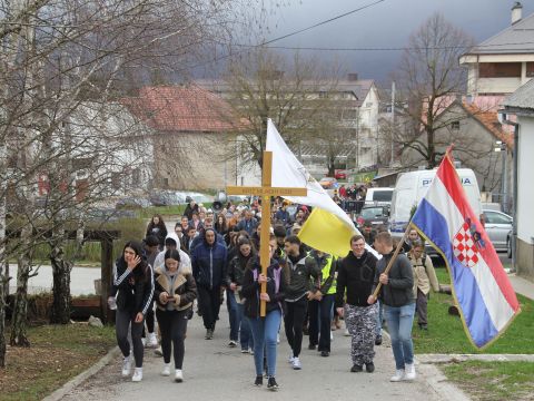 Gospićko-senjska biskupija - Fotografije Križnog puta mladih Gospićko-senjske biskupije