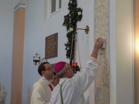 Gospićko-senjska biskupija - Cerovnik: Biskup Križić posvetio obnovljenu crkvu i oltar crkve Uzašašća Isusova