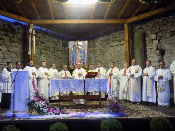 Biskup Križić predvodio uočnicu Velikoj Gospi u svetištu Gospe od Čudesa