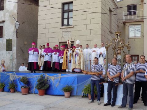 Gospićko-senjska biskupija - Biskup Rogić predvodio proslavu Gospe Karmelske u Senju