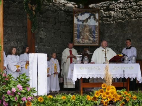 Gospićko-senjska biskupija - Dekan Blagus predvodio slavlje Velike Gospe u svetištu Gospe od Čudesa