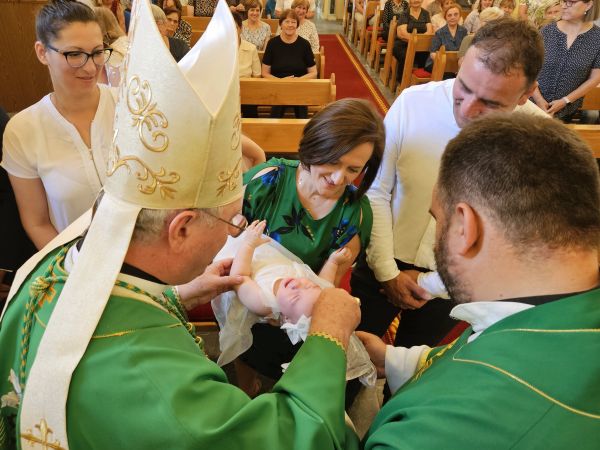 Biskup Križić u Slunju krstio peto dijete u obitelji Sminderovac