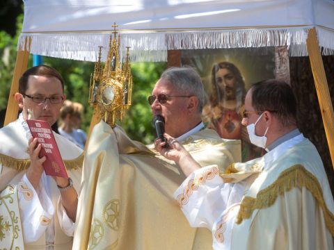 Gospićko-senjska biskupija - Biskup Križić predvodio svetkovinu Tijelova u Gospiću