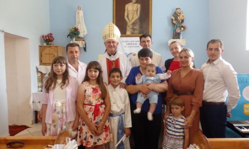 Biskup Križić u Crnom Kalu krstio šesto dijete obitelji Nekić Biskup Križić u Crnom Kalu krstio šesto dijete obitelji Nekić