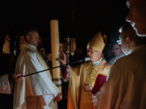 Gospićko-senjska biskupija - Biskup Križić predvodio Vazmeno bdijenje u gospićkoj katedrali Navještenja BDM