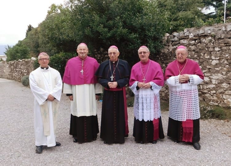nadbiskup i biskupi